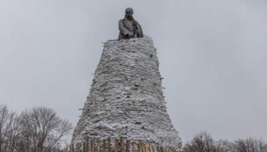 FOTO/ Si po e mbrojnë ukrainasit statujën e poetit nga sulmet ruse