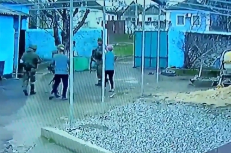 Guximi i çiftit të moshuar ukrainas mund ushtarët rusë