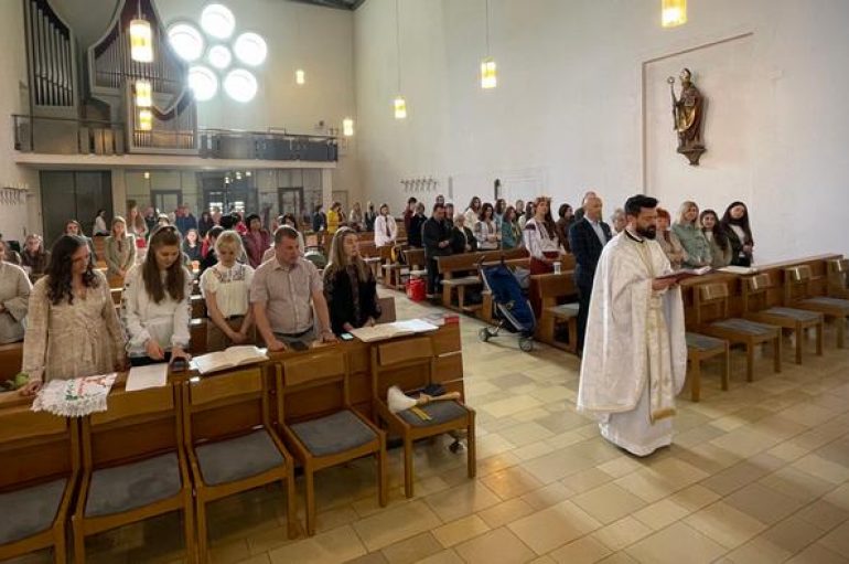 Refugjatët ukrainas në Greqi festojnë pashkët ortodokse