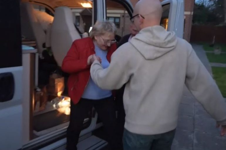 I ndau lufta, nënë e bir u ribashkuan pas 3 mijë kilometrash udhëtim