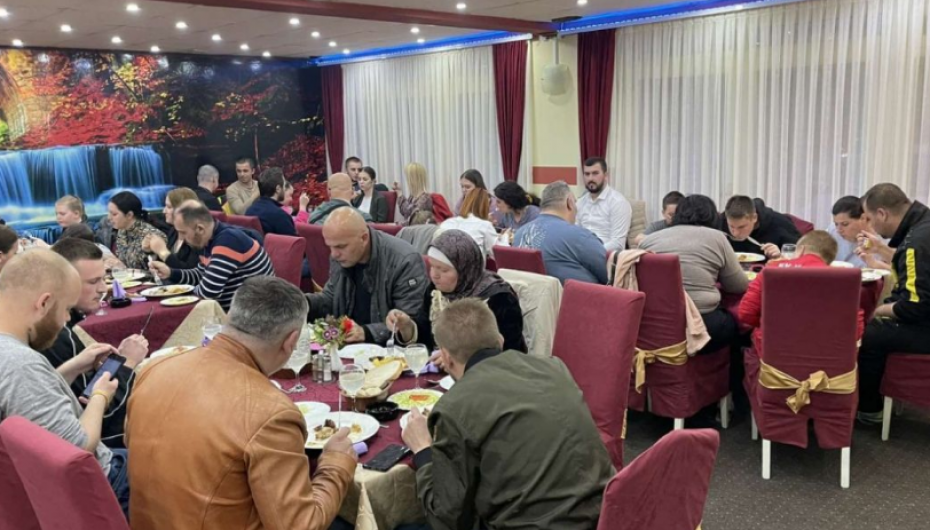Foto të bukura/ Ortodoksi shtron iftar për 100 besimtarë myslimanë