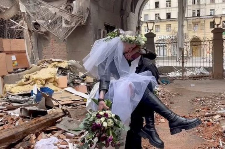 Çifti kurorëzon dashurinë në rrënojat e luftës në Ukrainë