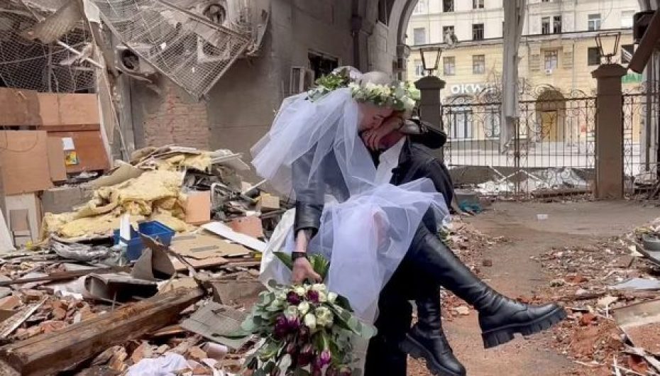Çifti kurorëzon dashurinë në rrënojat e luftës në Ukrainë