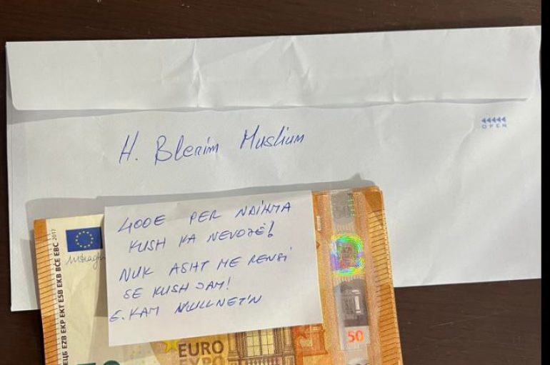 Foto të bukura/ Imami gjen zarfin me 500 euro në derë: Koha t’u gjendemi pranë të varfërve
