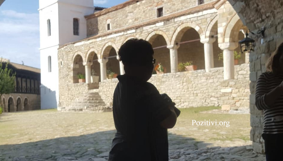 Foto të bukura/ Ina, fotografja me aftësi ndryshe që përballet me vështirësitë për të ndjekur ëndrrat