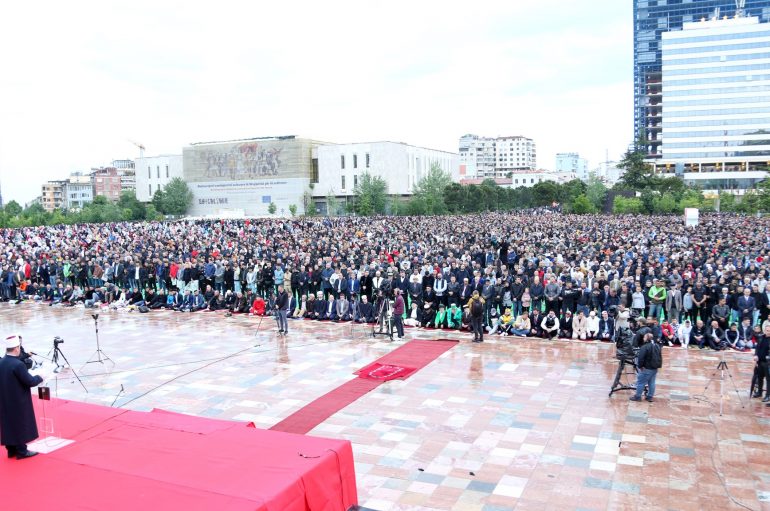 Foto të bukura/ Nga Shqipëria në Indonezi, si e festuan Fitër Bajramin myslimanët në mbarë botën