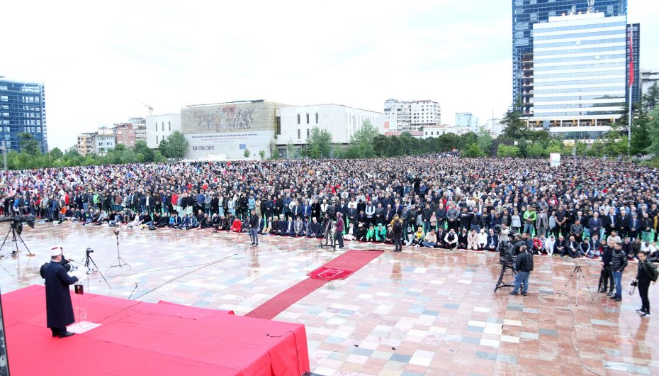 Foto të bukura/ Nga Shqipëria në Indonezi, si e festuan Fitër Bajramin myslimanët në mbarë botën
