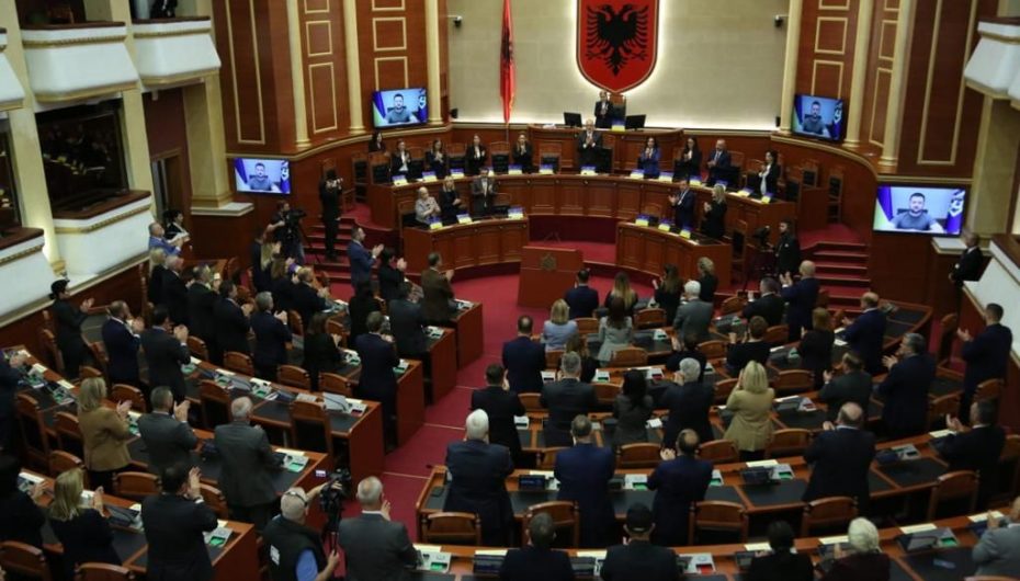 Nga Nënë Tereza, te kërkesat për bllokimin e turistëve rusë, mesazhet e Zelenskyt në parlamentin shqiptar