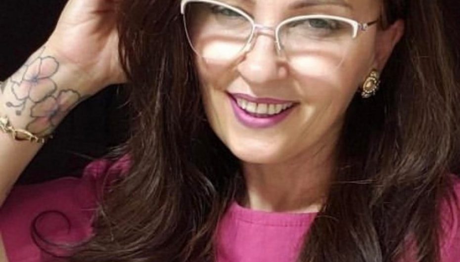 Artistja e parukeve rrëfen si e mposhti kancerin e gjirit