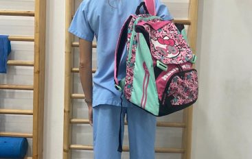 Fizioterapisti Endrit Mone tregon sa duhet të peshojë çanta e fëmijëve në shkollë