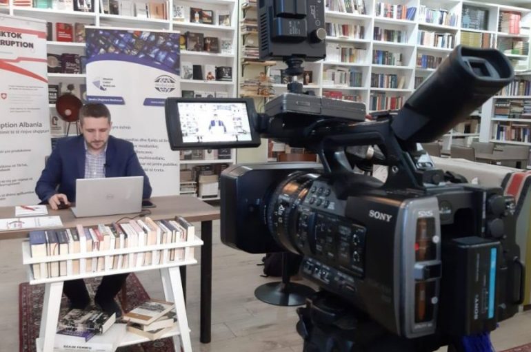 TikTok, media sociale që mund të afrojë rininë me gazetarinë?