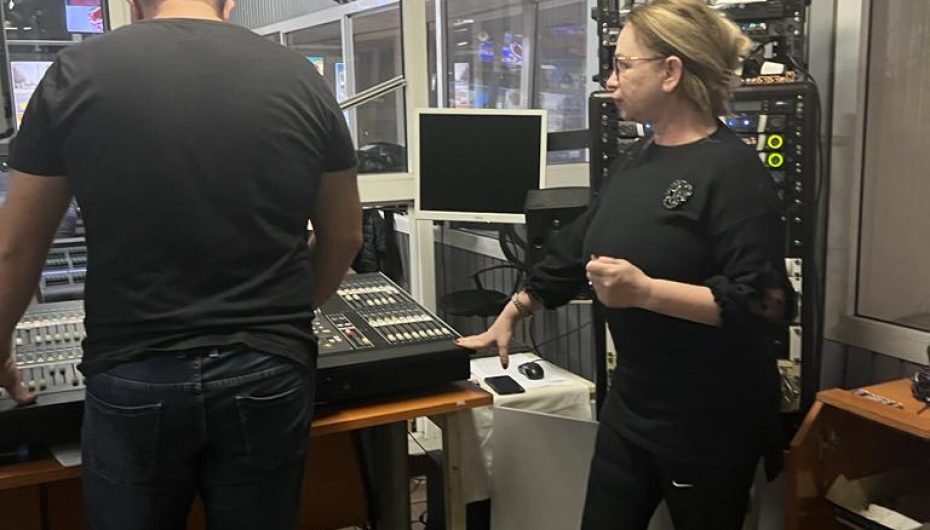 RRËFIMI I REZARTA DELISULËS: SI I ZGJOJMË ÇDO DITË SHQIPTARËT ME RITMIN DHE PËRKUSHTIMIN E STAFIT TË EMISIONIT “MIRËMËNGJES SHQIPËRI”, NË RTSH.