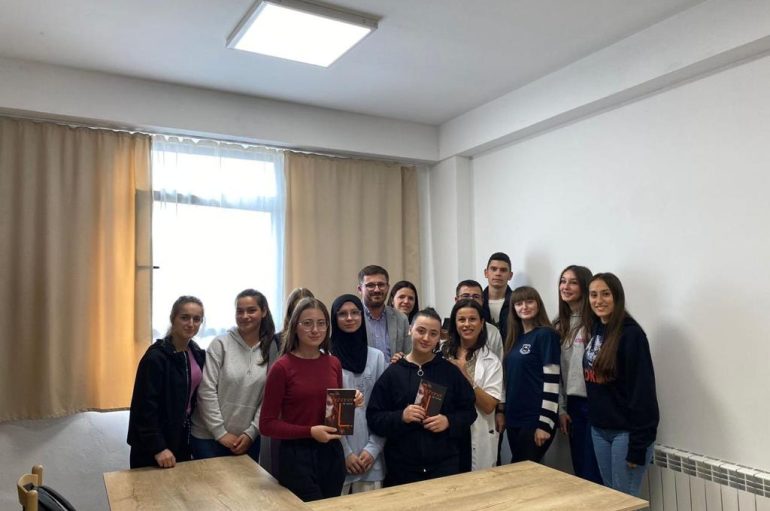 EVROPA PËRMES LETËRSISË! INICIATIVA QË U JEP MUNDËSI TË RINJVE TË TAKOJNË DHE FLASIN ME SHKRIMTARËT E PREFERUAR.