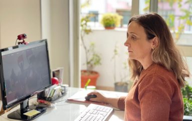 RRËFIMI I GAZETARES EGLA BARDHI: SI E KRIJOVA GAZETËN SHËNDET PLUS. GAZETARIA SOT E KA HUMBUR MAGJINË E TË QENIT NË KONTAKT ME NJERËZIT, ME PACIENTËT ME PROBLEMET. TEKNOLOGJIA NA KA INFEKTUAR TË GJITHËVE.