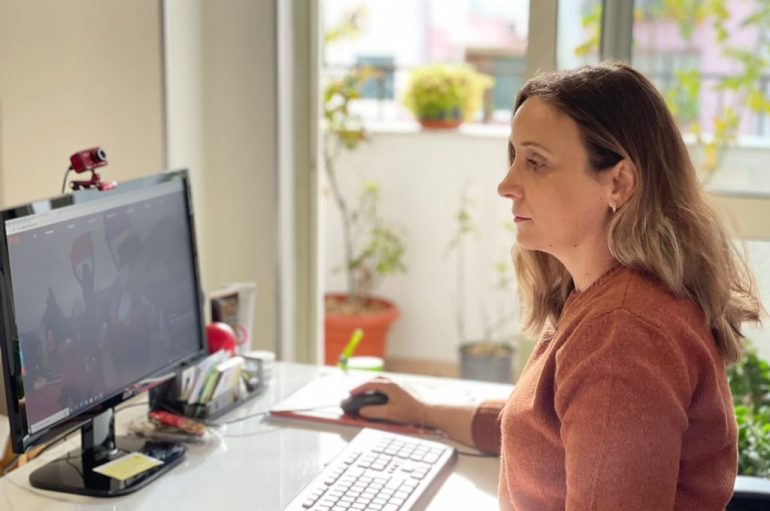 RRËFIMI I GAZETARES EGLA BARDHI: SI E KRIJOVA GAZETËN SHËNDET PLUS. GAZETARIA SOT E KA HUMBUR MAGJINË E TË QENIT NË KONTAKT ME NJERËZIT, ME PACIENTËT ME PROBLEMET. TEKNOLOGJIA NA KA INFEKTUAR TË GJITHËVE.