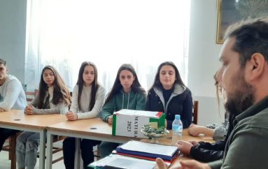 LEXIMI “DHURATA” QË I BËNI TË ARDHMES TUAJ, NXITJE E MENDIMIT KRITIK ME GJIMNAZISTËT E KAMZËS