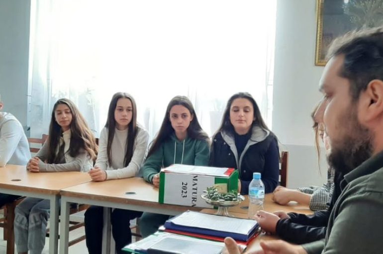 LEXIMI “DHURATA” QË I BËNI TË ARDHMES TUAJ, NXITJE E MENDIMIT KRITIK ME GJIMNAZISTËT E KAMZËS