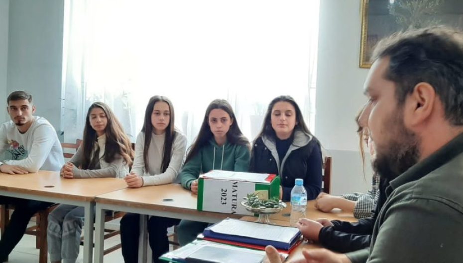 LEXIMI “DHURATA” QË I BËNI TË ARDHMES TUAJ, NXITJE E MENDIMIT KRITIK ME GJIMNAZISTËT E KAMZËS