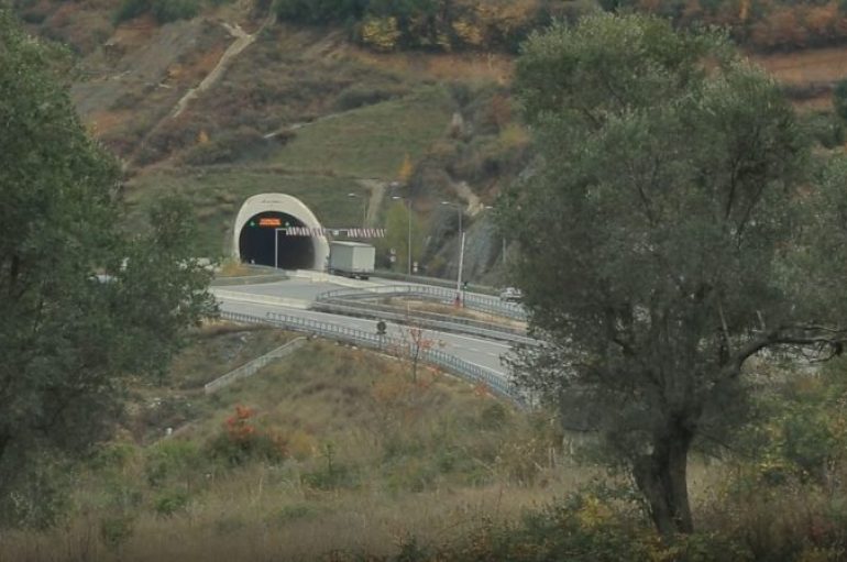 NDËRTIMI I AUTOSTRADËS VËSHTIRËSOI LËVIZJEN E BANORËVE TË KRRABËS