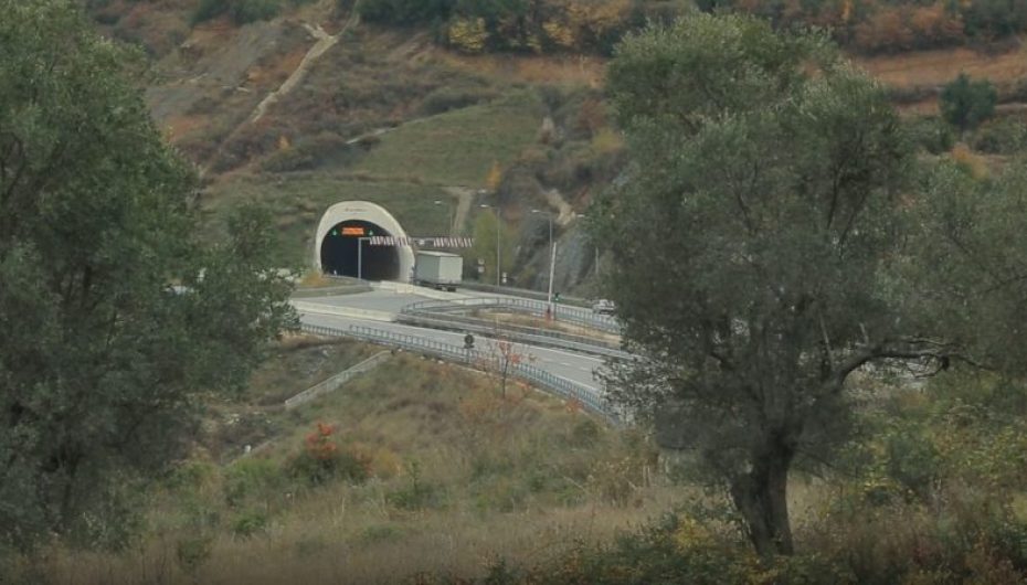 NDËRTIMI I AUTOSTRADËS VËSHTIRËSOI LËVIZJEN E BANORËVE TË KRRABËS