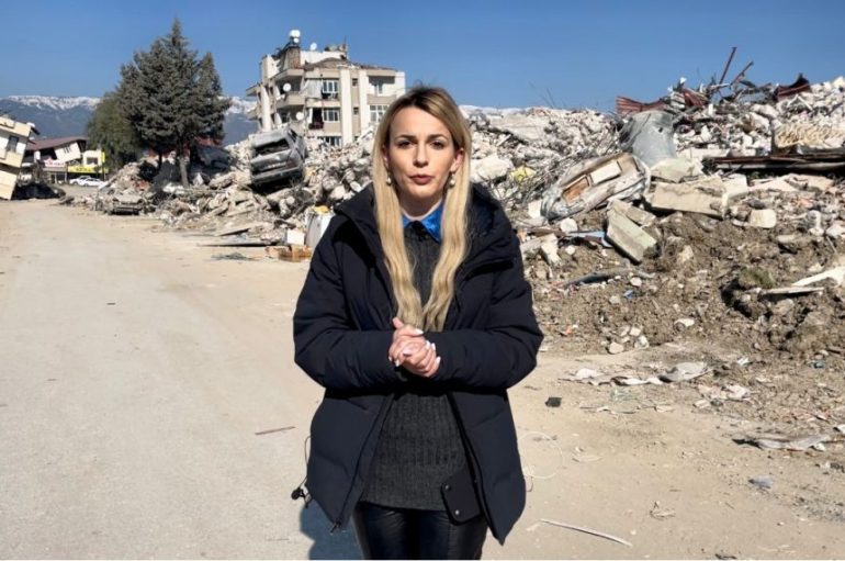PËRJETIMET E NJË GAZETAREJE GJATË TËRMETIT NË TURQI. AIDA TOPALLI: “LASHË LOT NË SYTË E MILIONA NËNAVE, BABALLARËVE”.