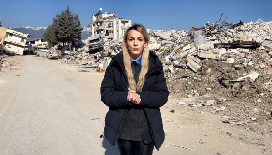 PËRJETIMET E NJË GAZETAREJE GJATË TËRMETIT NË TURQI. AIDA TOPALLI: “LASHË LOT NË SYTË E MILIONA NËNAVE, BABALLARËVE”.