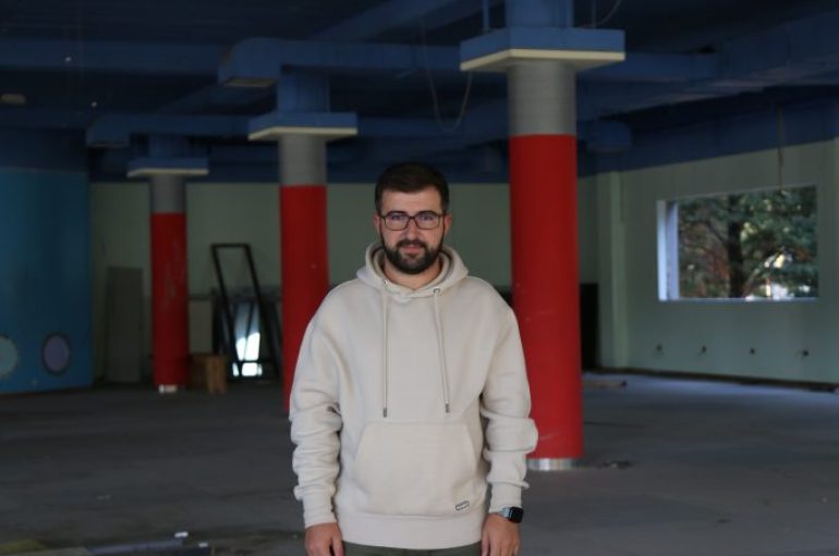 RENALDO SALIANJI, GAZETARI I DASHURUAR PAS LIBRAVE: “I DEDIKOJ LEXIMIT ÇDO DITË DY ORË TË JETËS SIME”.