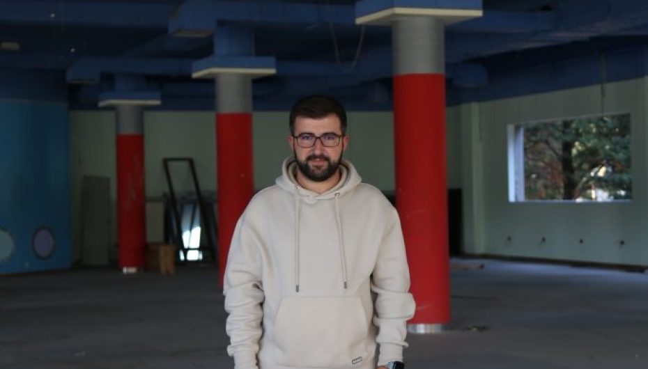 RENALDO SALIANJI, GAZETARI I DASHURUAR PAS LIBRAVE: “I DEDIKOJ LEXIMIT ÇDO DITË DY ORË TË JETËS SIME”.