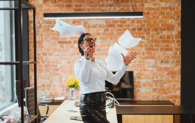 Pse shumë vajza e gra vënë prioritet karrierën e partnerëve përpara vetes?