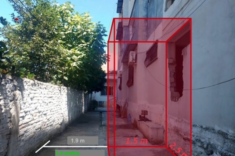 Ashensori do bëhet në rrugën e vetme të banesës, familja Dersha: S’kalojmë dot, leja jo përmasa reale