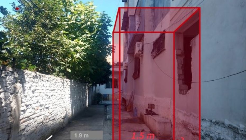 Ashensori do bëhet në rrugën e vetme të banesës, familja Dersha: S’kalojmë dot, leja jo përmasa reale