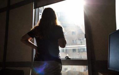 Lindita Çela: “Kur vendi mban erë, është era e korrupsionit.”