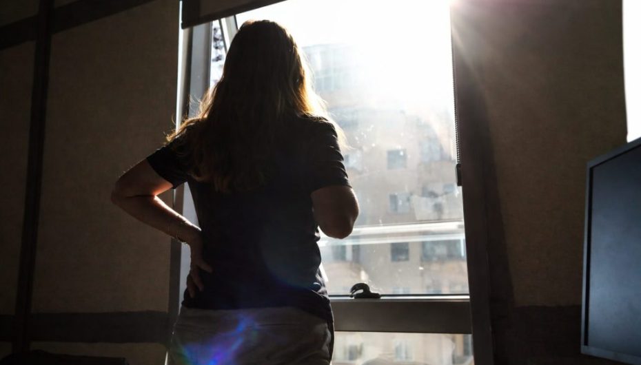 Lindita Çela: “Kur vendi mban erë, është era e korrupsionit.”