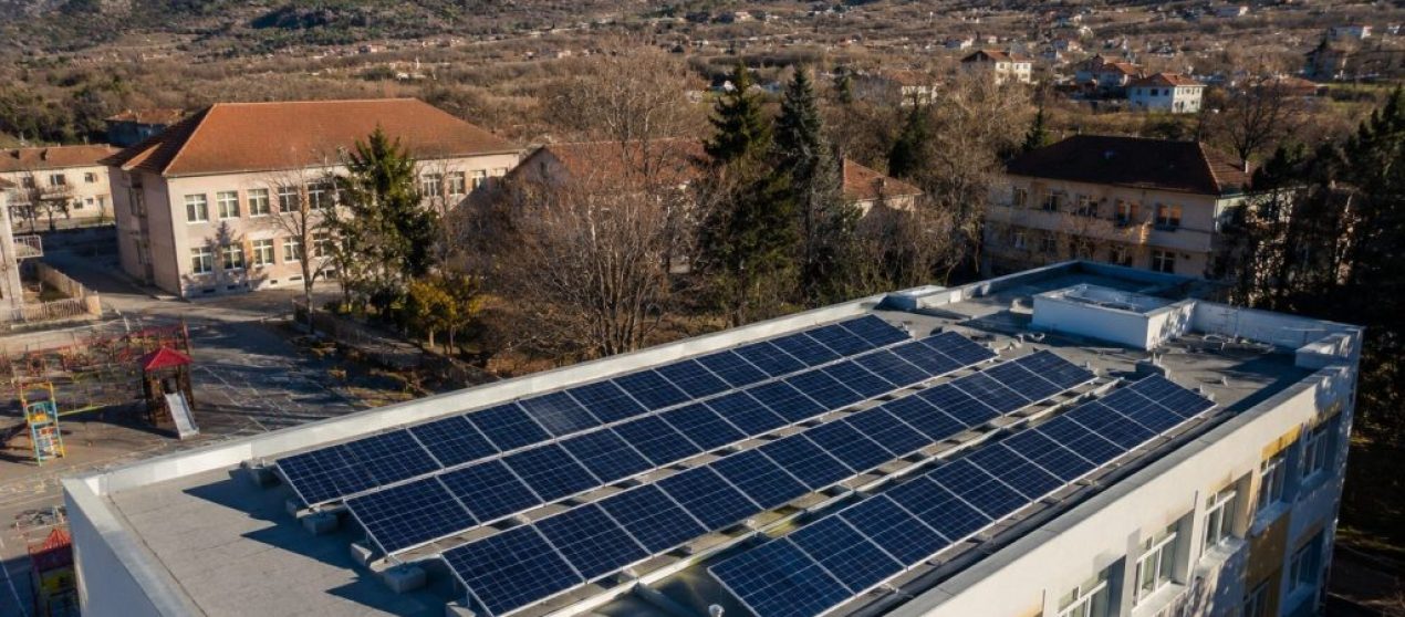Nga klasat e ftohta te shkollat që prodhojnë energjinë e tyre