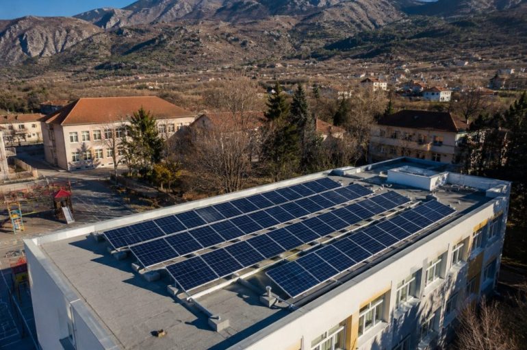 Nga klasat e ftohta te shkollat që prodhojnë energjinë e tyre